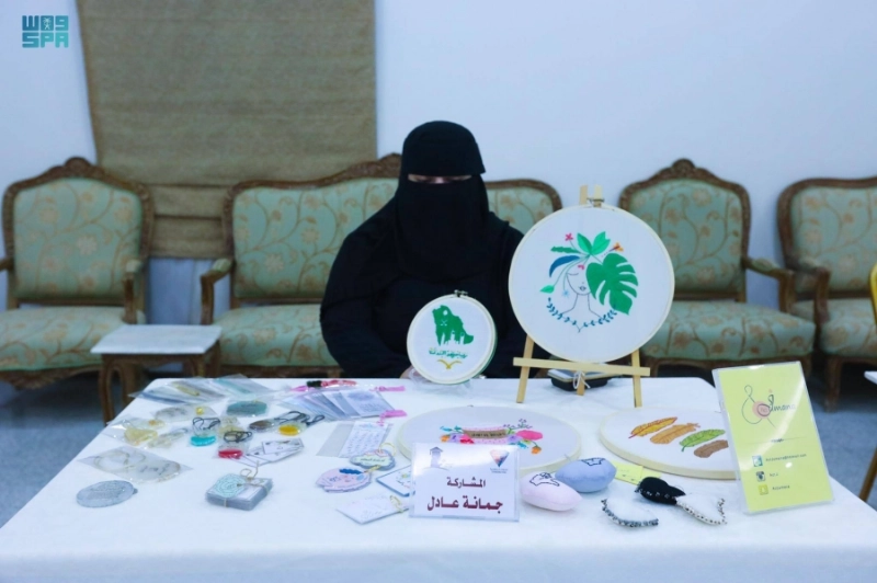 جمانة عادل مع أعمالها الفنية (مكة)