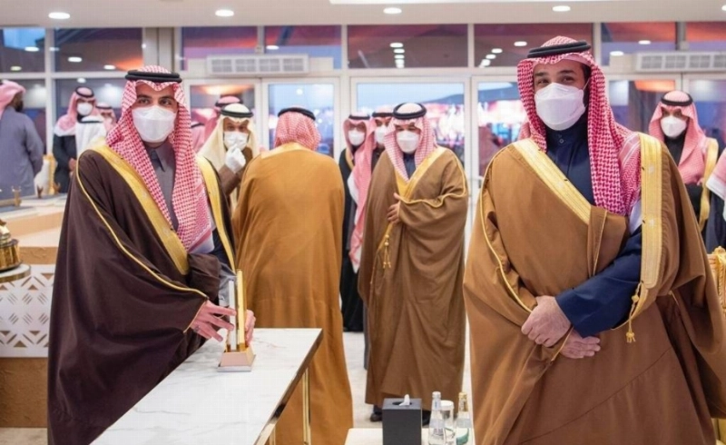 ولي العهد خلال رعايته وتتويج الفائزين بجائزة مهرجان الملك عبدالعزيز للإبل ( واس)