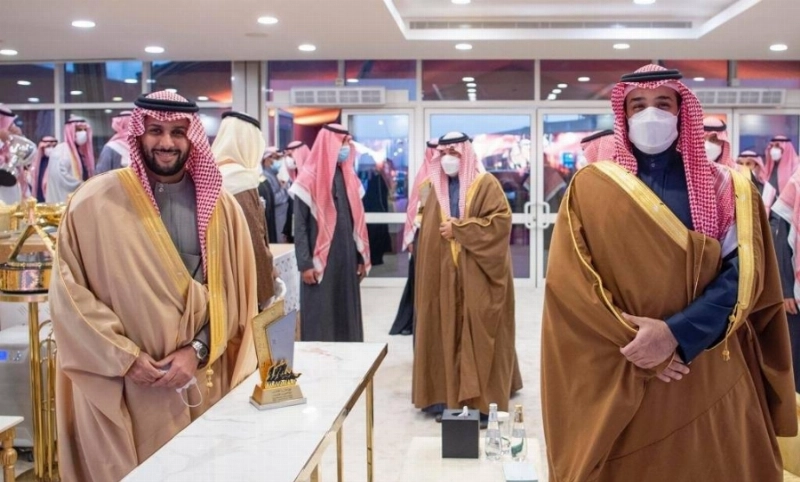 ولي العهد خلال تتويج الفائزين بجائزة مهرجان الملك عبدالعزيز للإبل (واس)