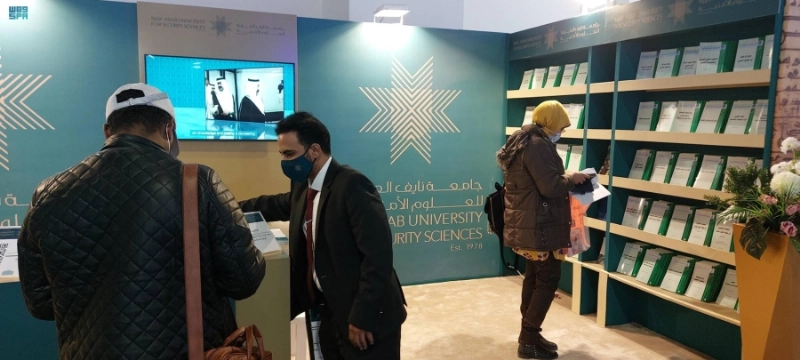 زوار في جناح جامعة نايف بمعرض الكتاب (مكة)