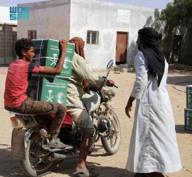 يمني يحمل سلالا غذائية على دراجة نارية (واس)