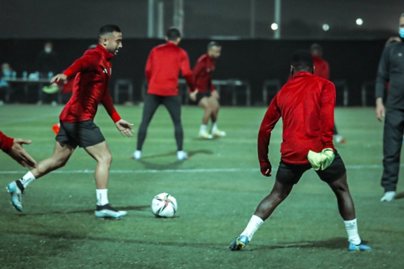 لاعبو الأهلي خلال التدريبات (مكة)