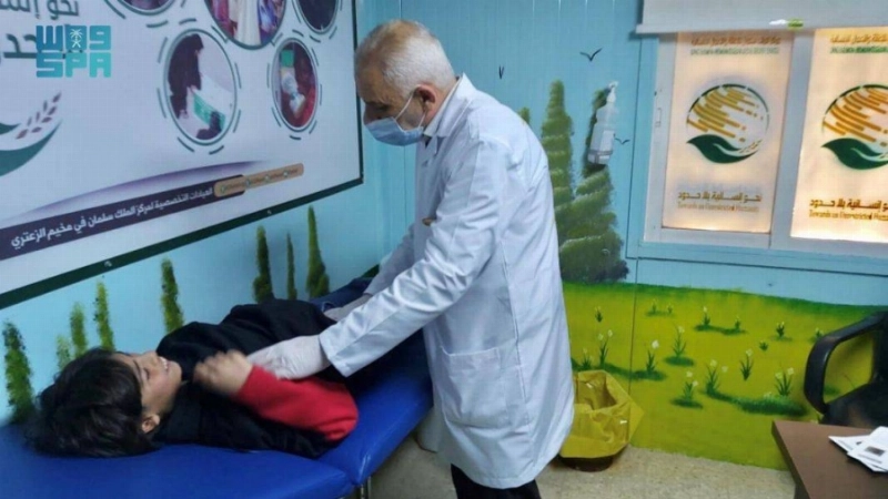 طبيب بمركز الملك سلمان يكشف على طفل في مخيم الزعتري