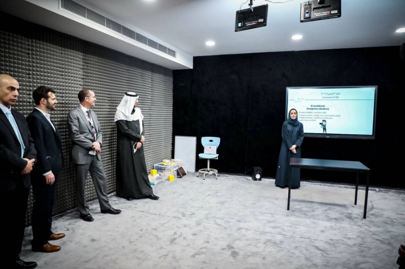 جيف ماجيونكالدا خلال زيارته مدرسة البث الفضائي (مكة)