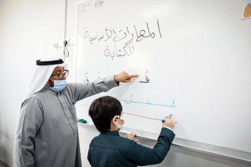 معلم يتابع تدريس أحد الطلاب (مكة)
