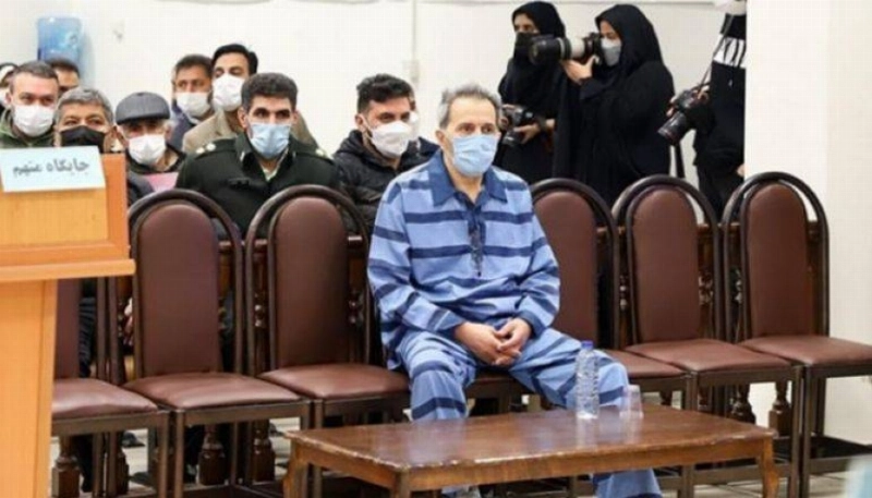 جمشيد شارمهد خلال المحاكمة الصورية في طهران (مكة)