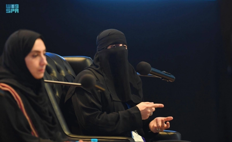 مشاركات في إحدى جلسات المنتدى (مكة)