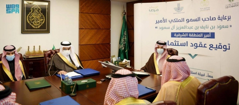 أمير الشرقية خلال توقيع العقدين (مكة)
