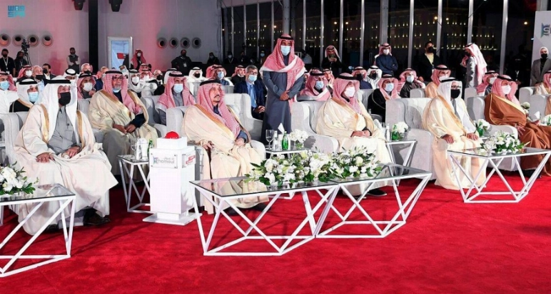 أمير الرياض يتوسط حضور الحفل (مكة)