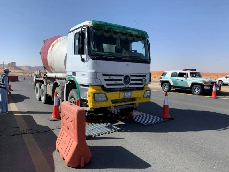 أثناء فحص شاحنة بموازين متنقلة (مكة)