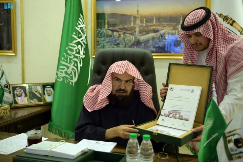 عبدالرحمن السديس خلال تدشين السجاد (مكة)