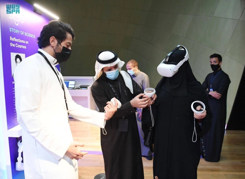 إحدى المشاركات تستعرض أحد المشاريع (مكة)
