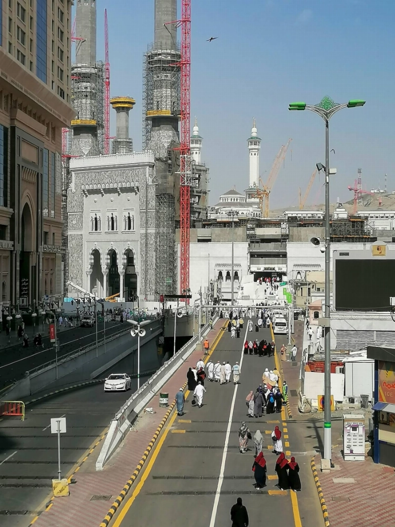 معتمرون وزوار في المنطقة المركزية حول المسجد الحرام (أنس الحارثي)