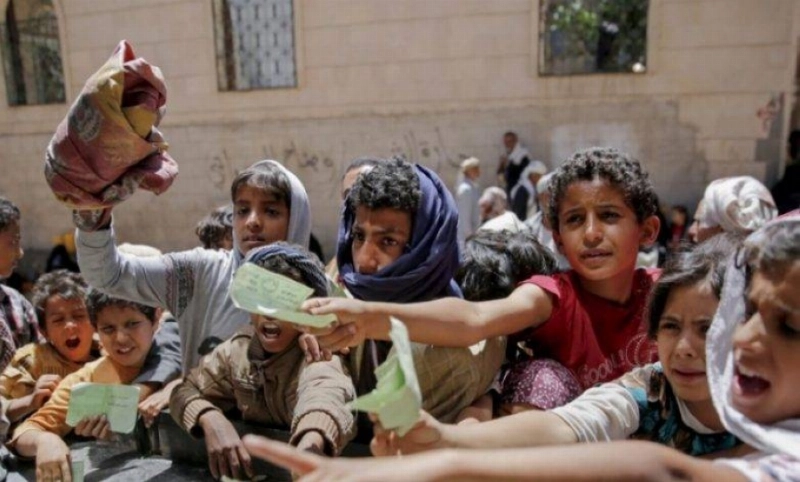 أياد ممدودة للحصول على الطعام في اليمن (مكة)