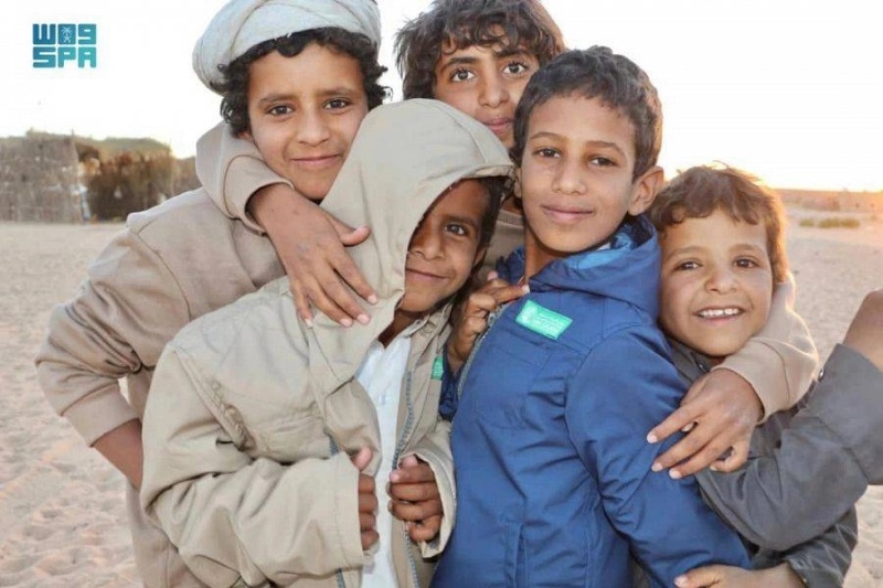 أطفال مبتهجون بالملابس الشتوية في المهرة (واس)