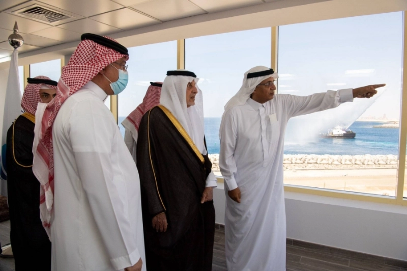 .. وخلال زيارته ميناء الملك عبدالله برابغ