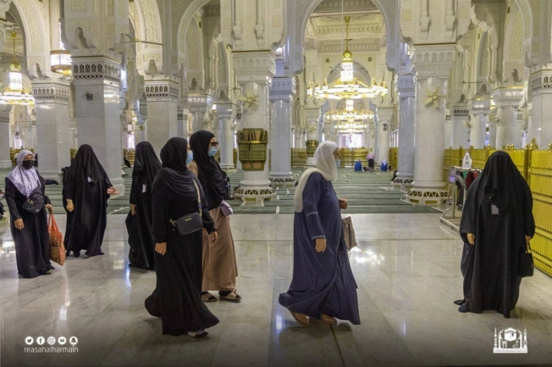 الوفد النسائي الألماني خلال زيارته للمسجد الحرام (مكة)