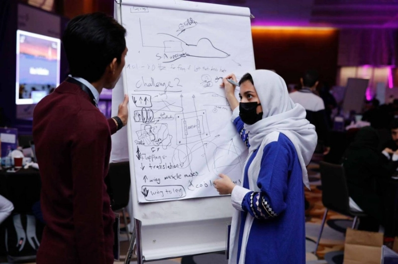 مشاركة تقدم شرحا خلال تحدي الأفكار