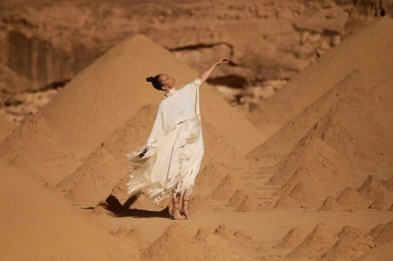 الفنانة الأمريكية أليشيا كيز تبهر جماهير العلا على مسرح المرايا