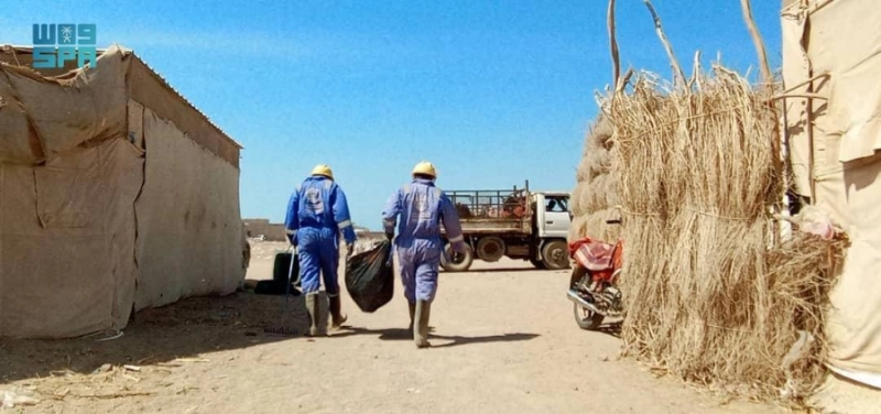 جانب من الإصحاح البيئي للنازحين (واس)