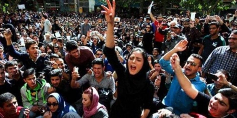 إيرانيون ثأئرون على النظام
