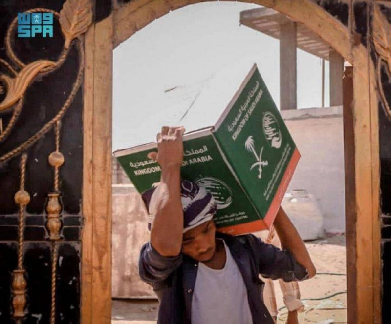 شاب يحمل سلته في الحديدة (واس)