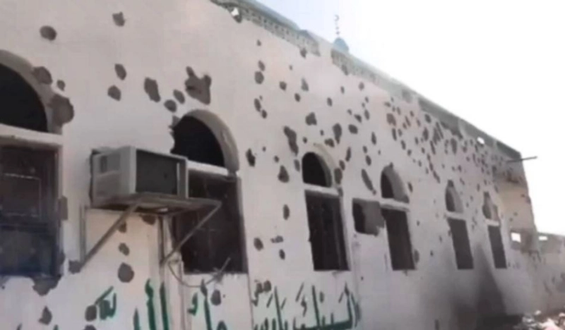 آثار استهداف مسجد العلم في شبوة (مكة)
