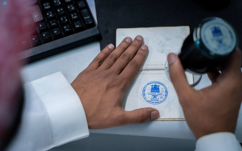 موظف يطبع ألوان الترحيب (مكة)