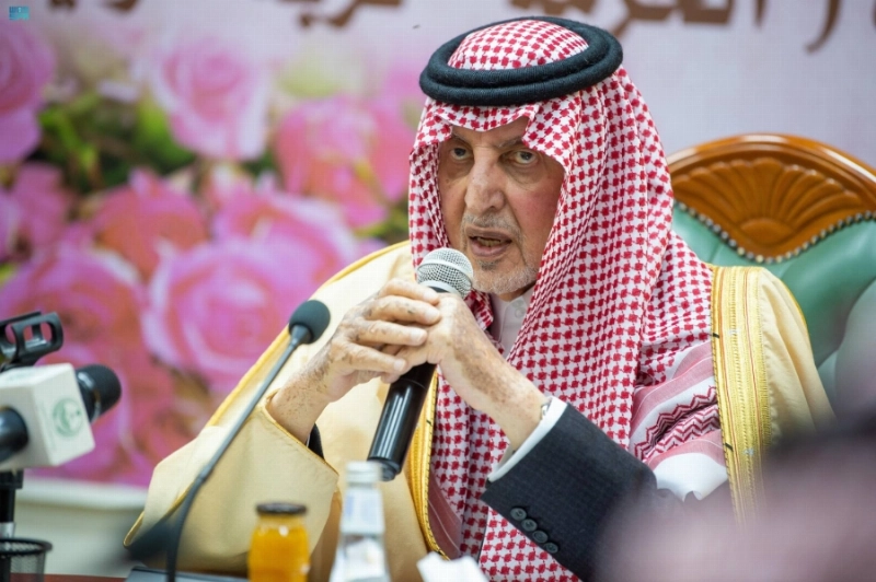 خالد الفيصل متحدثا للأهالي (مكة)