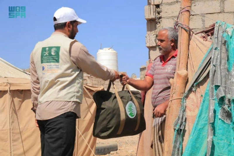 إيصال الحقائب إلى أماكن النازحين
