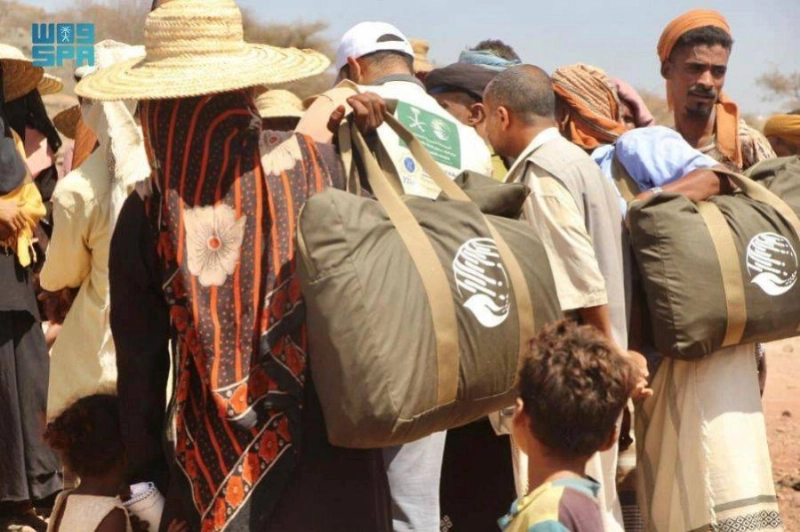 المستفيديون يحصلون على الحقائب الشتوية (واس)