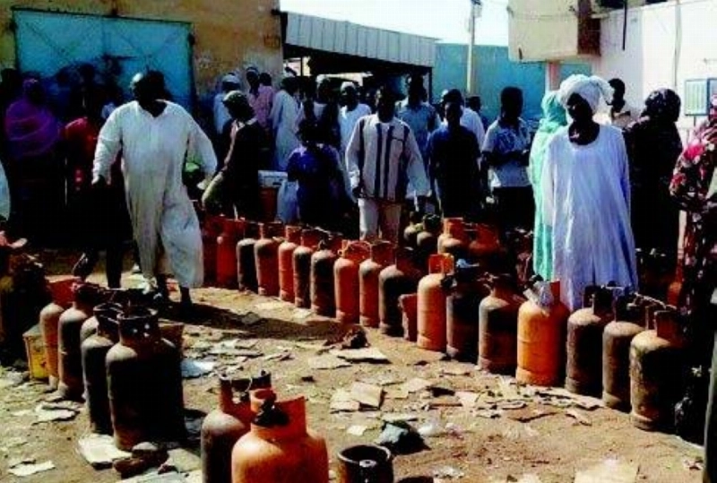 سودانيون ينتظرون لتعبئة أسطوانات الغاز (مكة)