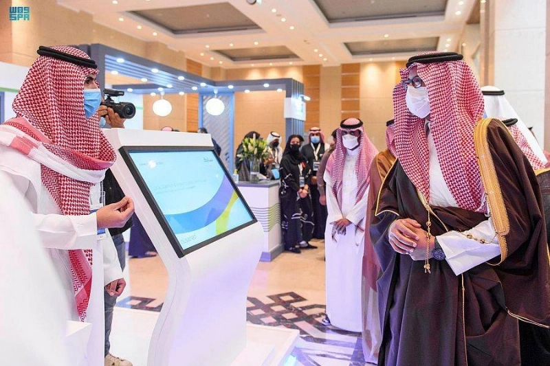 سعود بن خالد خلال جولة بالمعرض (مكة)