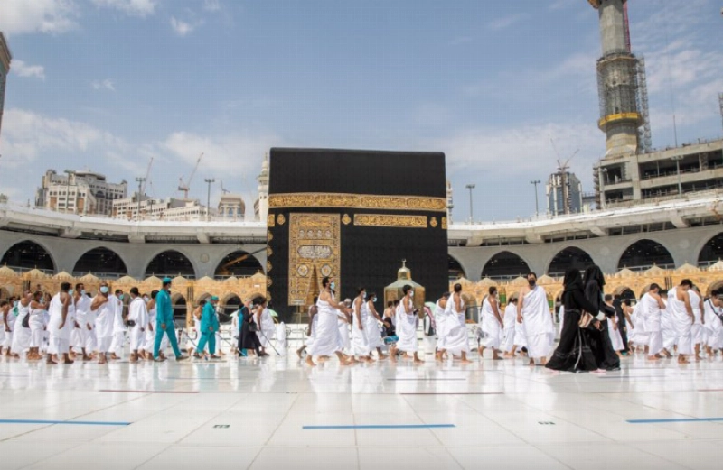 معتمرون يطوفون حول الكعبة (مكة)