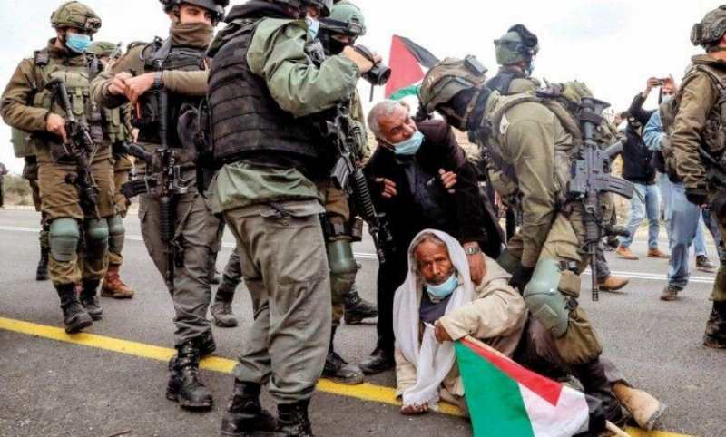 جنود إسرائيليون يعتدون على مسن فلسطيني (مكة)