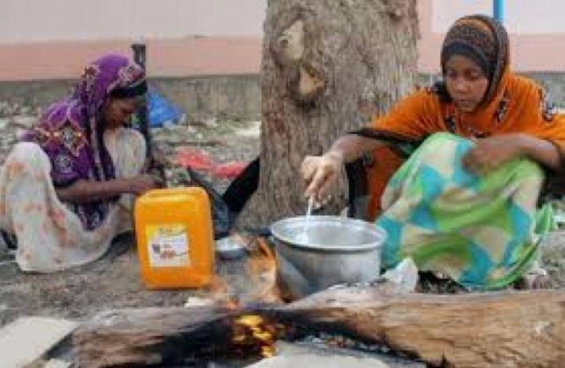 أسرة موريتانية تجهز طعامها (مكة)