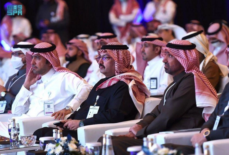 أمير عسير يتوسط الوزيرين الحقيل والراجحي (واس)