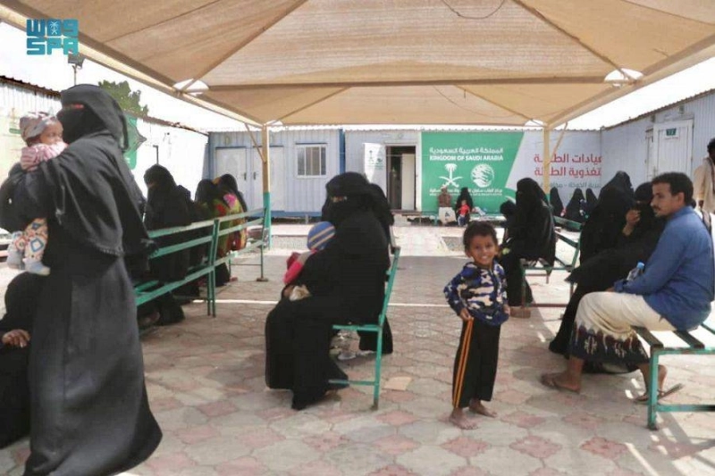 مراجعون للعيادات المتنقلة السعودية في حجة (واس)