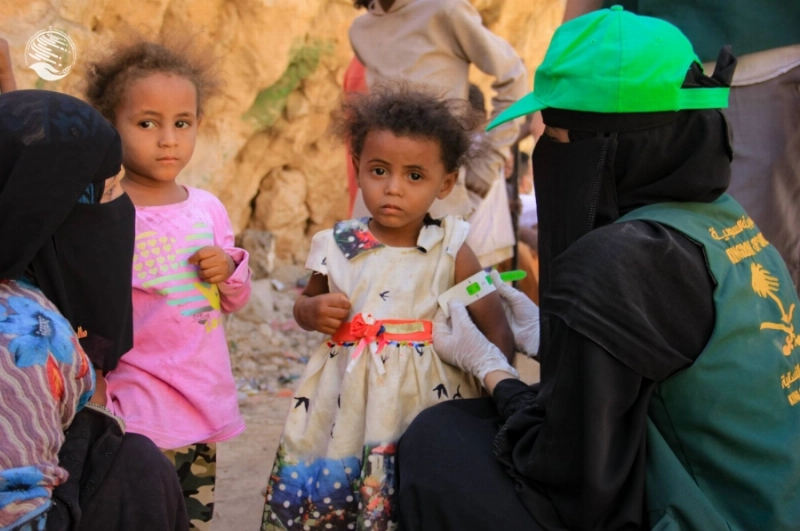 ممرضة تستقبل طفلة في العيادة المتنقلة (واس)
