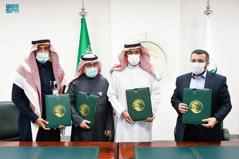 أحمد البيز ومسؤولو الصحة باليمن عقب توقيع الاتفاقيات (واس)