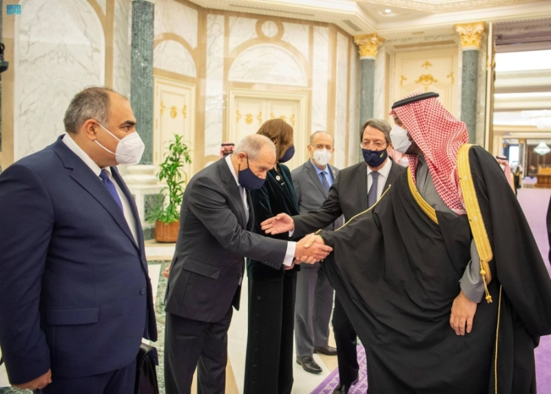 ولي العهد خلال استقباله الرئيس القبرصي