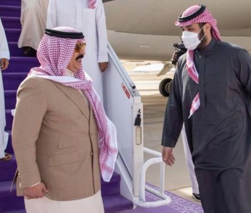 ملك البحرين يصل إلى الرياض.. وولي العهد في مقدمة مستقبليه (واس)