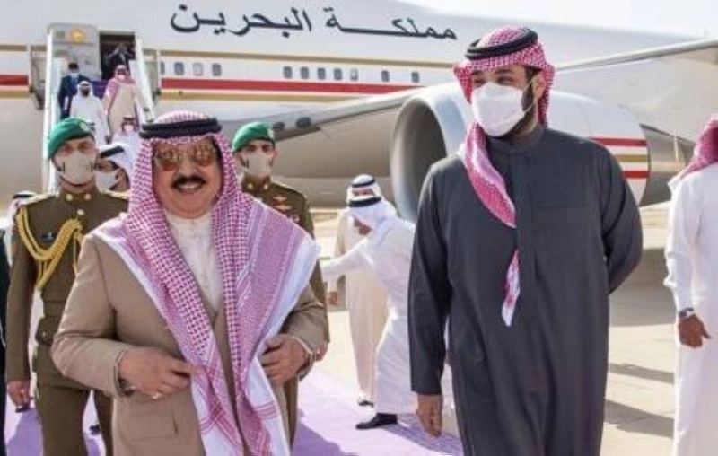 ملك البحرين يصل إلى الرياض.. وولي العهد في مقدمة مستقبليه (واس)