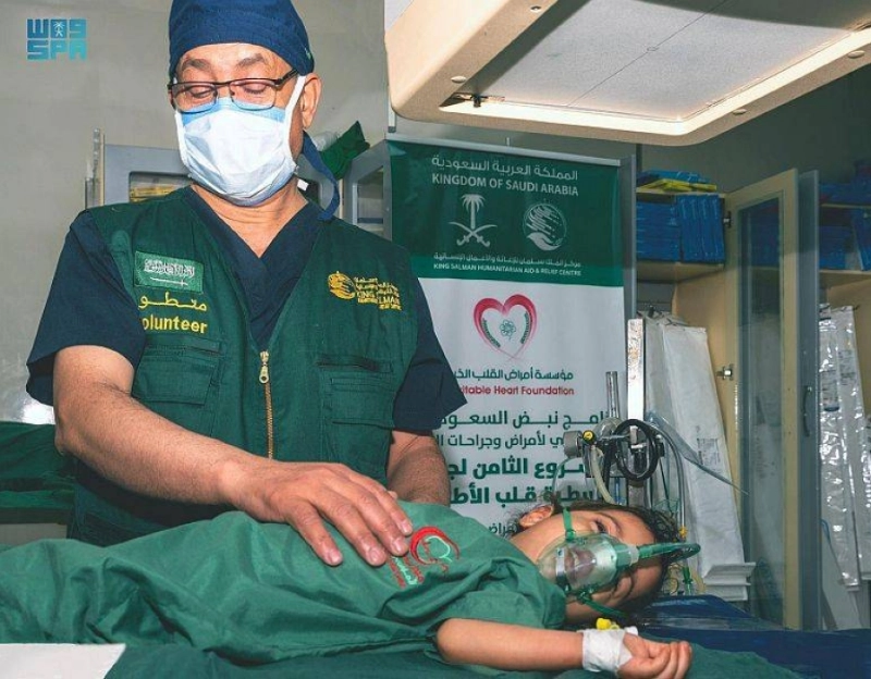 أحد الأطفال بعد إجراء العملية الجراحية (واس)