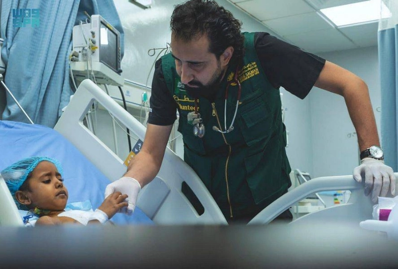 طبيب يطمئن على طفل أجرى عملية قلب مفتوح (واس)