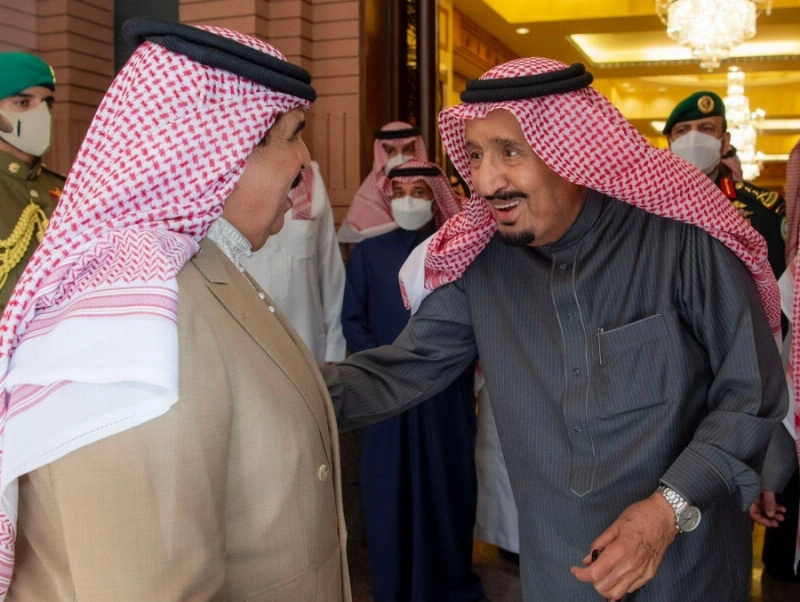 الملك سلمان خلال استقباله ملك البحرين أمس (واس)