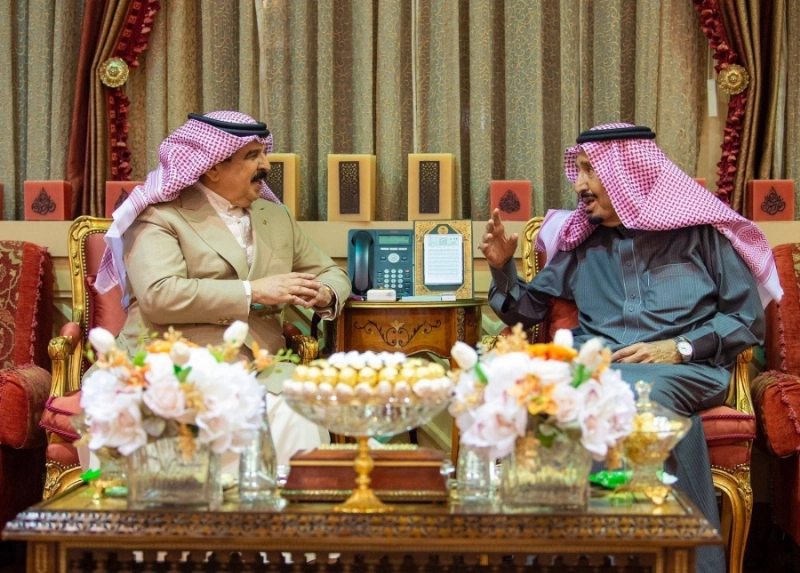 خادم الحرمين خلال استقباله ملك البحرين أمس (واس)