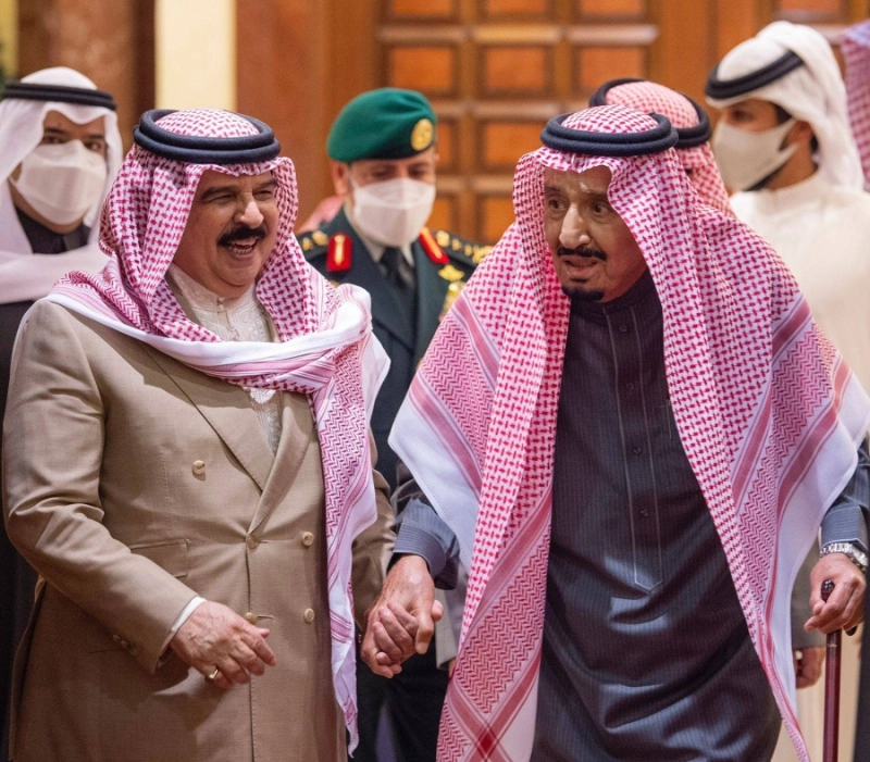الملك سلمان خلال استقباله ملك البحرين أمس (واس)