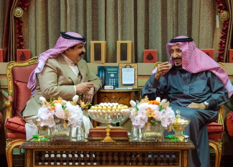 الملك سلمان خلال استقباله ملك البحرين أمس (واس)