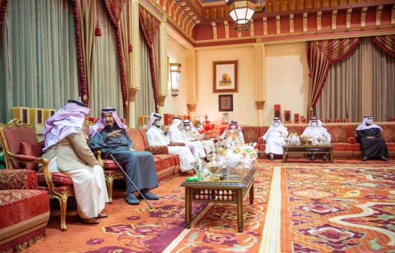 خادم الحرمين خلال استقباله ملك البحرين أمس